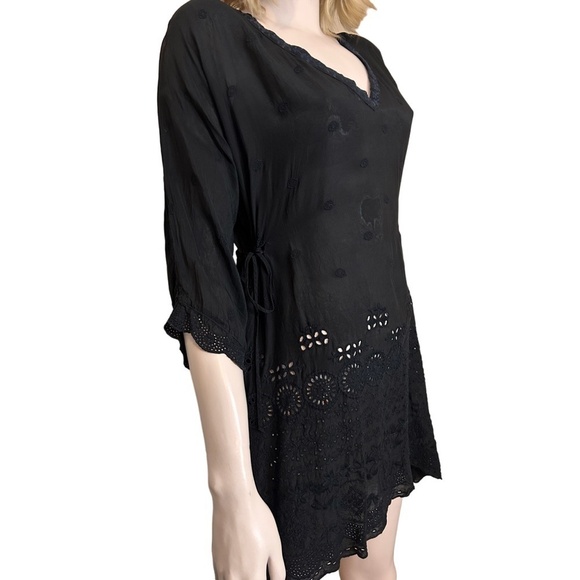 JOHNNY WAS Tunic Black Laser Cut Eyelet Lace Embroidery ΒΎ sleeve V-neck Sz S-M - Picture 4 of 16